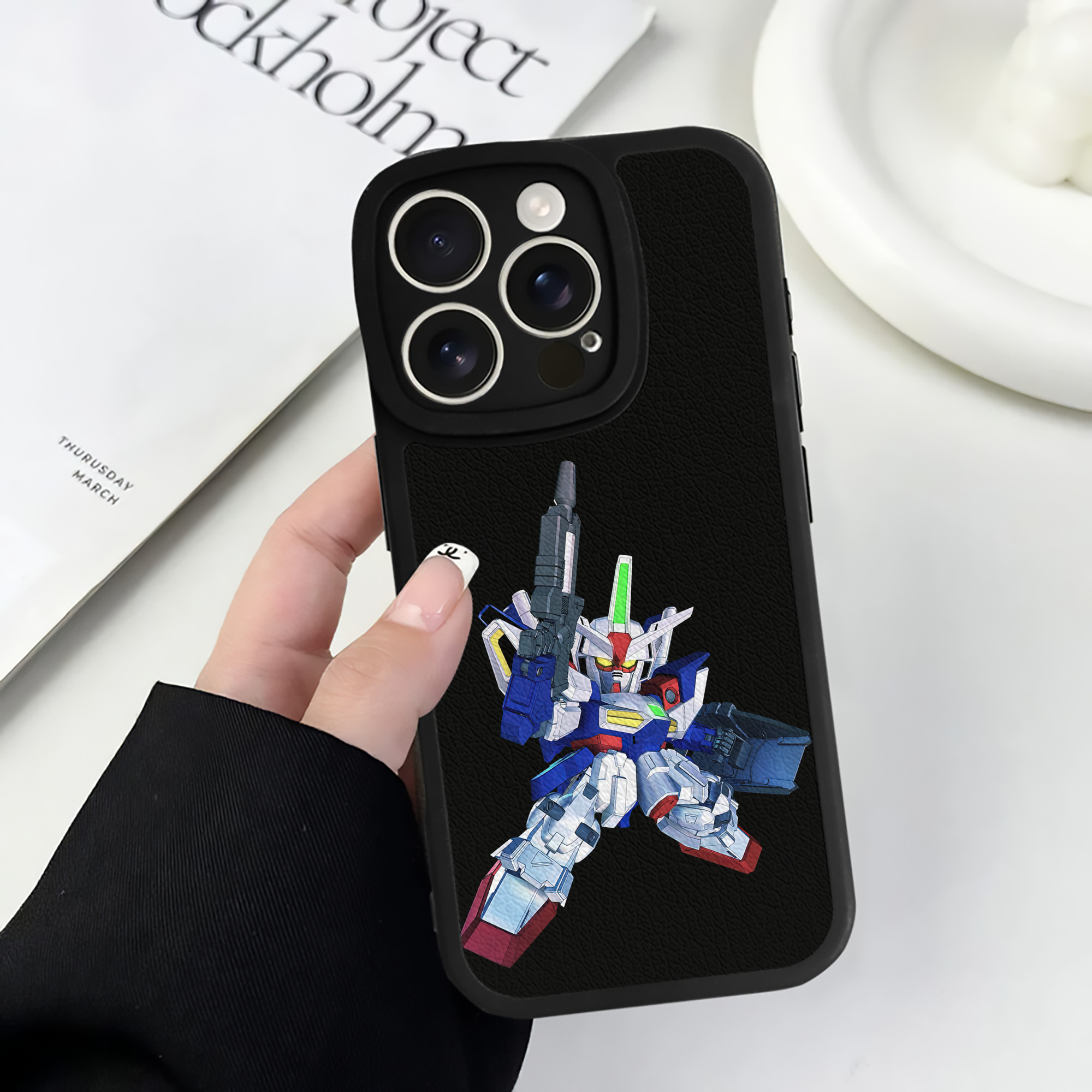 （画像用） 機動戦士ガンダム Mobile Suit Gundam 【iPhone 16シリーズ対応】シリコンスマホケース（レザー調） 材質：シリコン